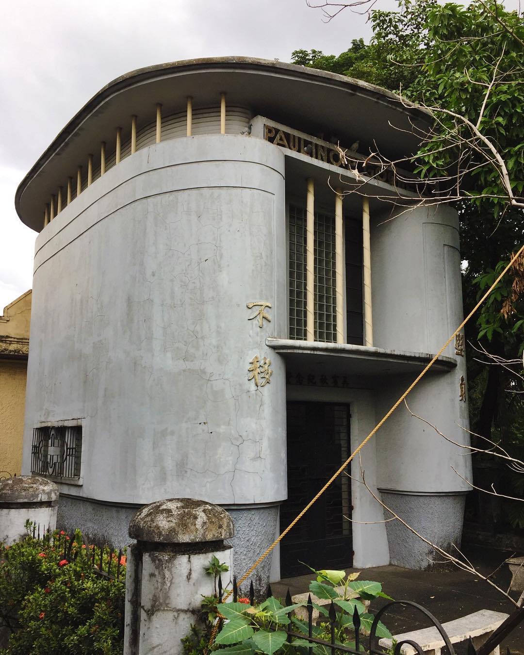 tomb at Manila Chinese Cemetery