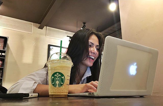 woman in starbucks with laptop