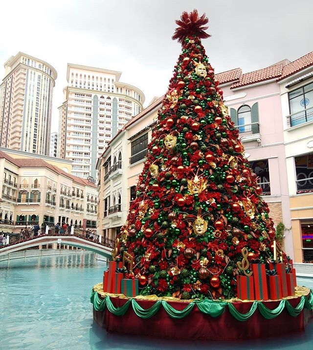 Philippines' first Floating Christmas Tree in Venice Grand Canal Mall