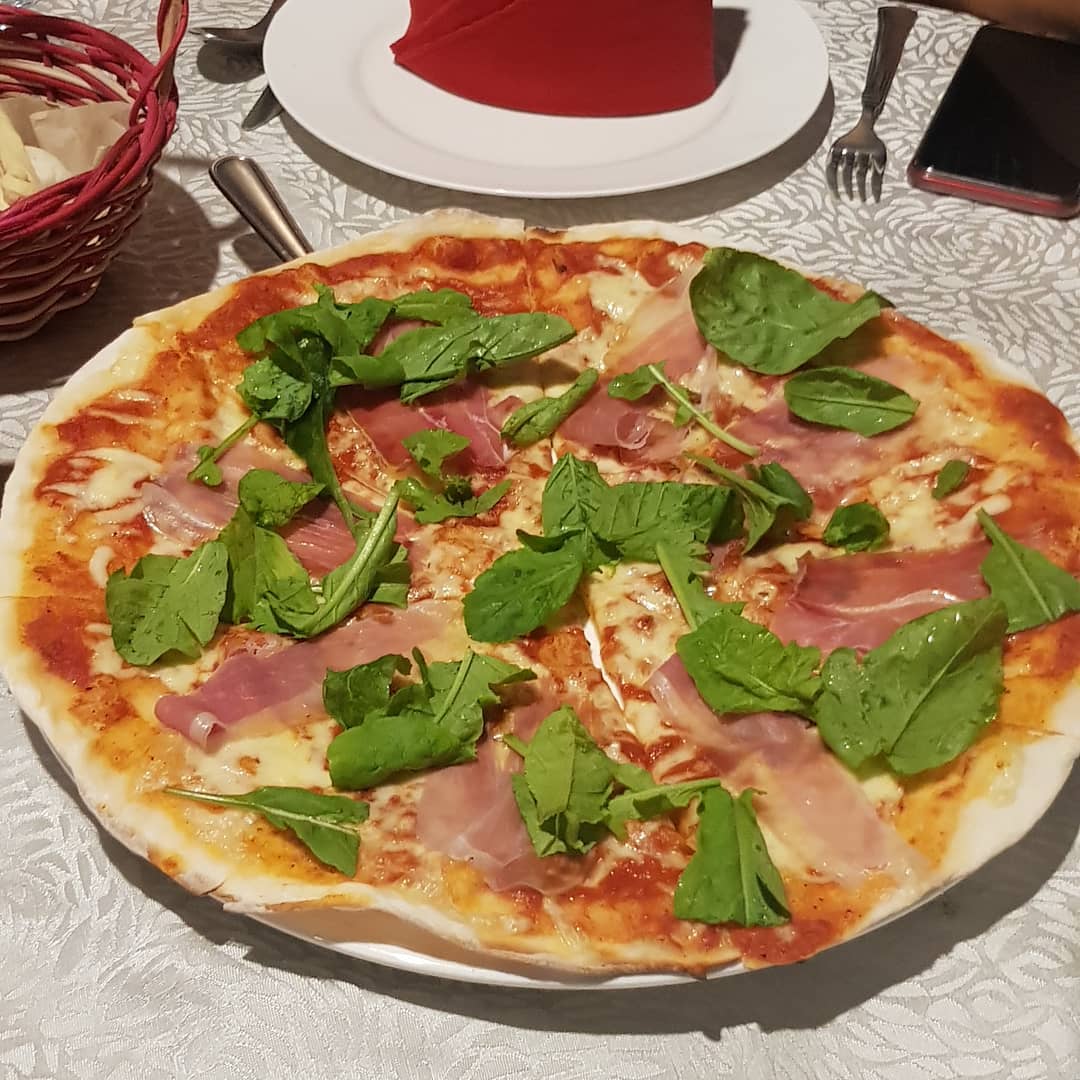 parmaham arugula pizza at bellini restaurant