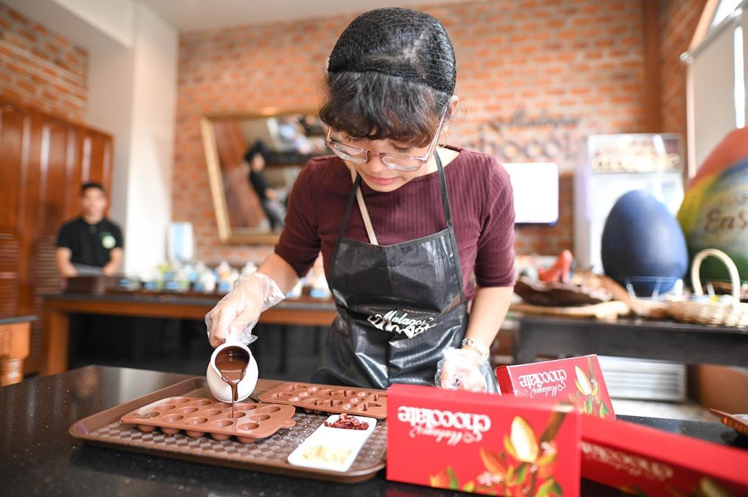 making chocolate at malagos chocolate museum