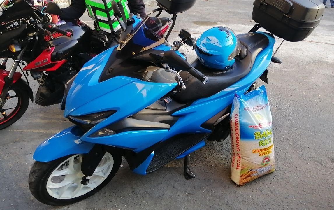 angkas motorbike with food donations