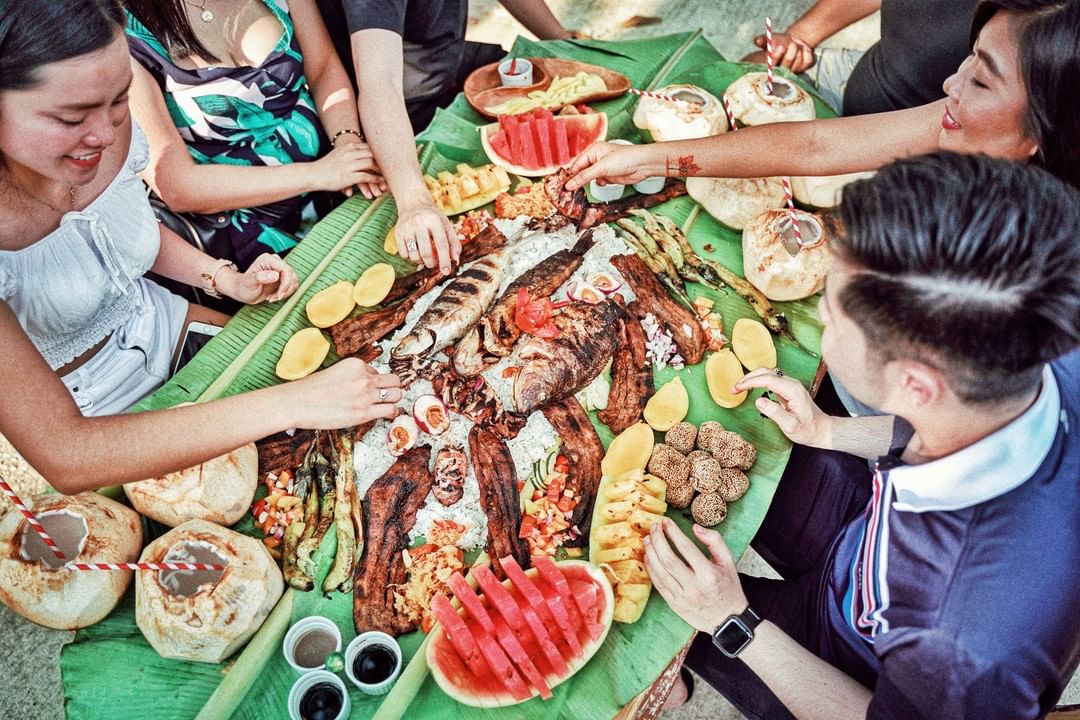 Filipinos feasting on a boodle fight
