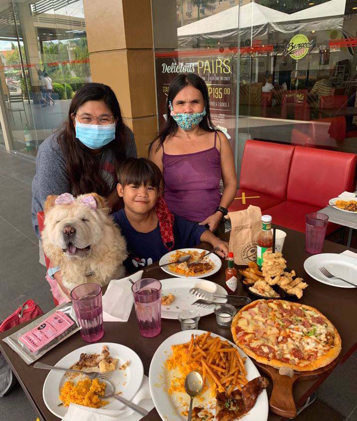 Mazikeen the Chow - Rondel and mom Nerissa eating at a restaurant