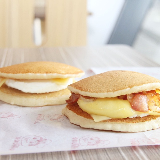 jollibee under 350 calories - pancake sandwich