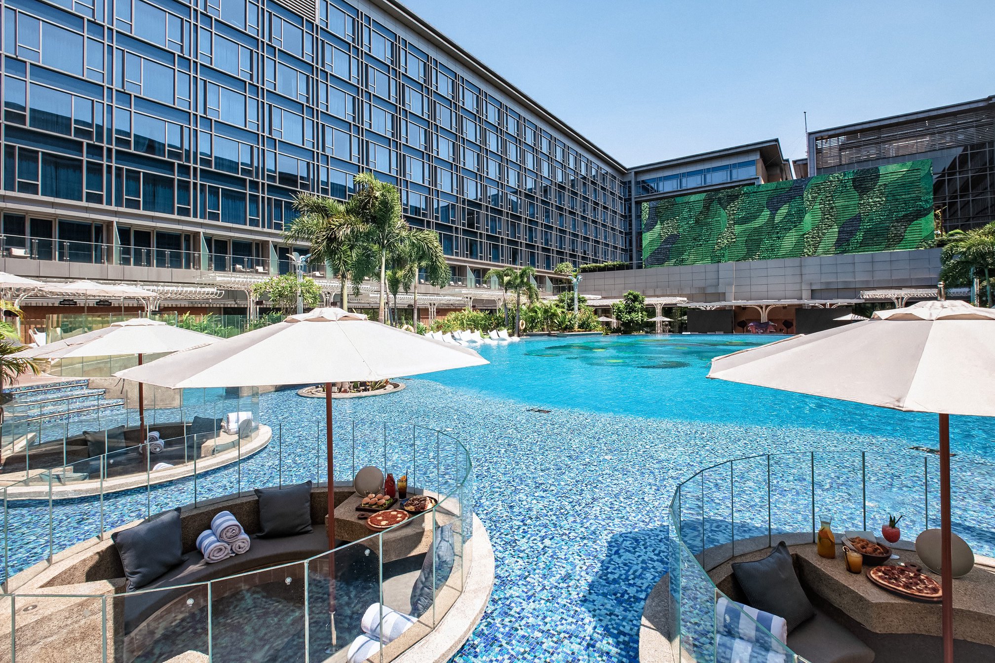 Hilton Manila - swimming pool
