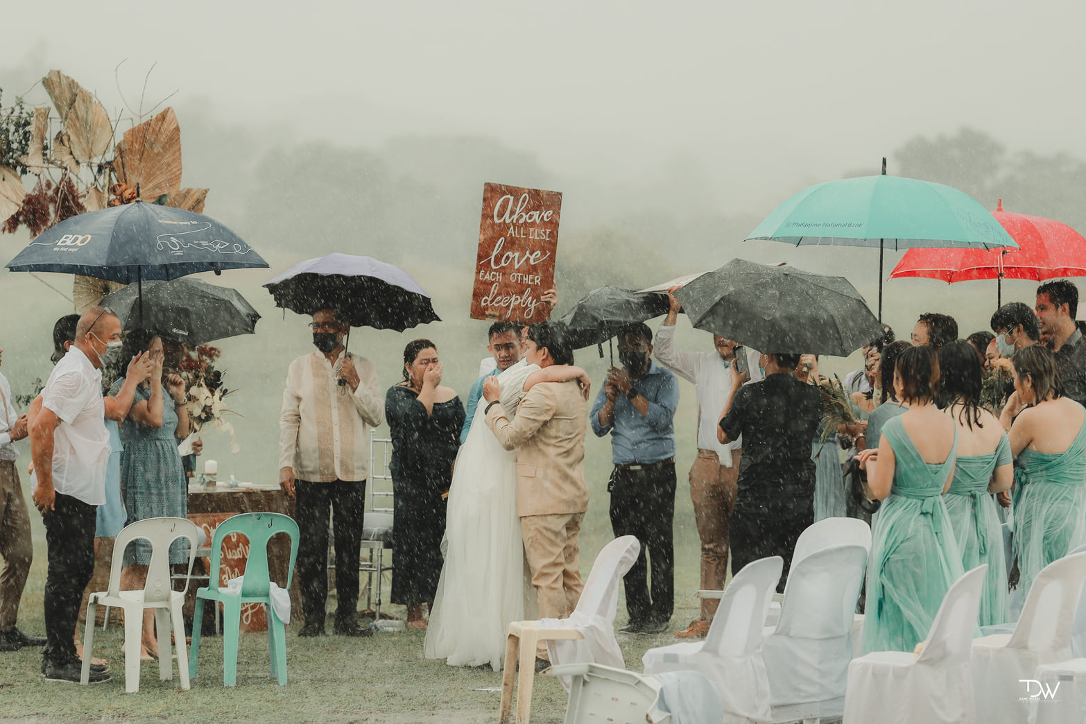 Outdoor wedding - guests stay despite the rain