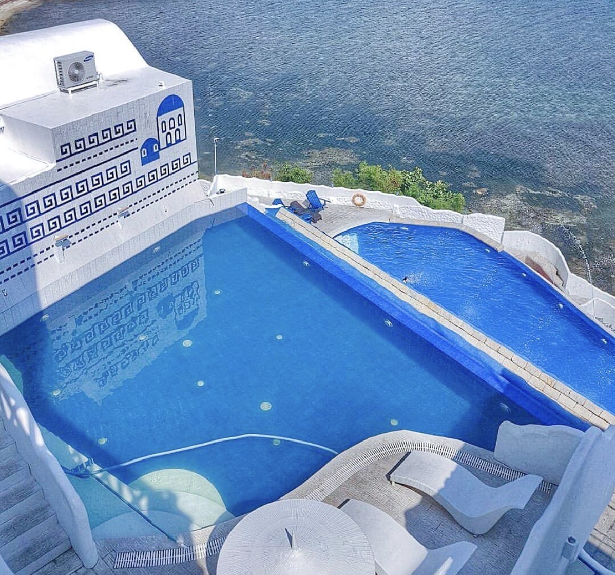 Vitalis Villas - swimming pools overlooking the sea
