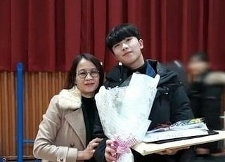 Youn Dongyeon - graduation picture with Filipino mom