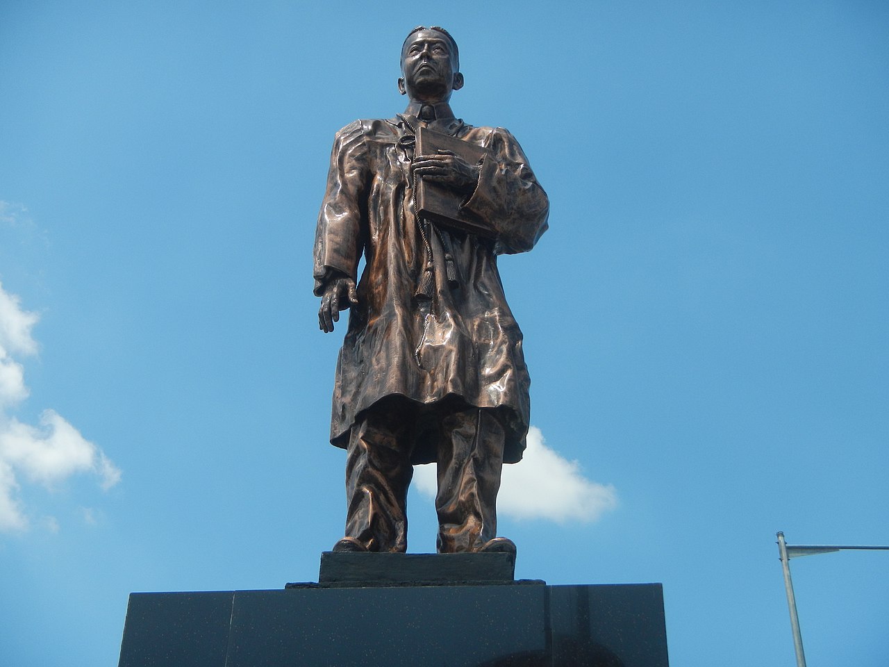 P1000 bill - Statue of Jose Abad Santos
