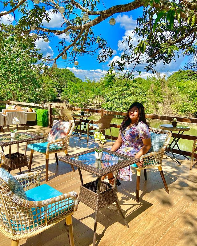 dining with a view, overlooking the river