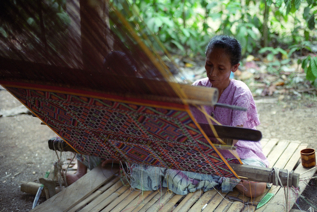 Ann Ong to promore pis syabit of Sulu in New York - pis syabit weaving process