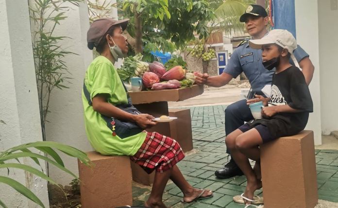 Cops From Cagayan Buy A Bicycle & Sidecar For Aeta Vegetable Vendors - Corpuz shares her family struggles