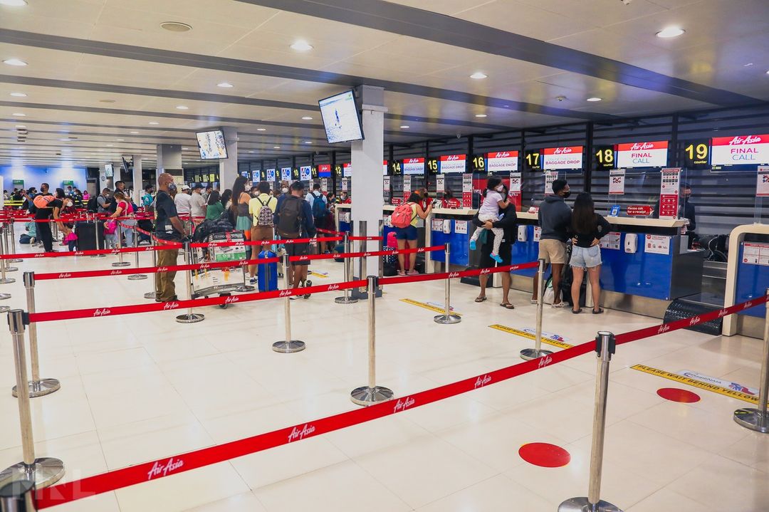 The Philippines Reopens To All Fully Vaccinated Tourists - travelers at the airport