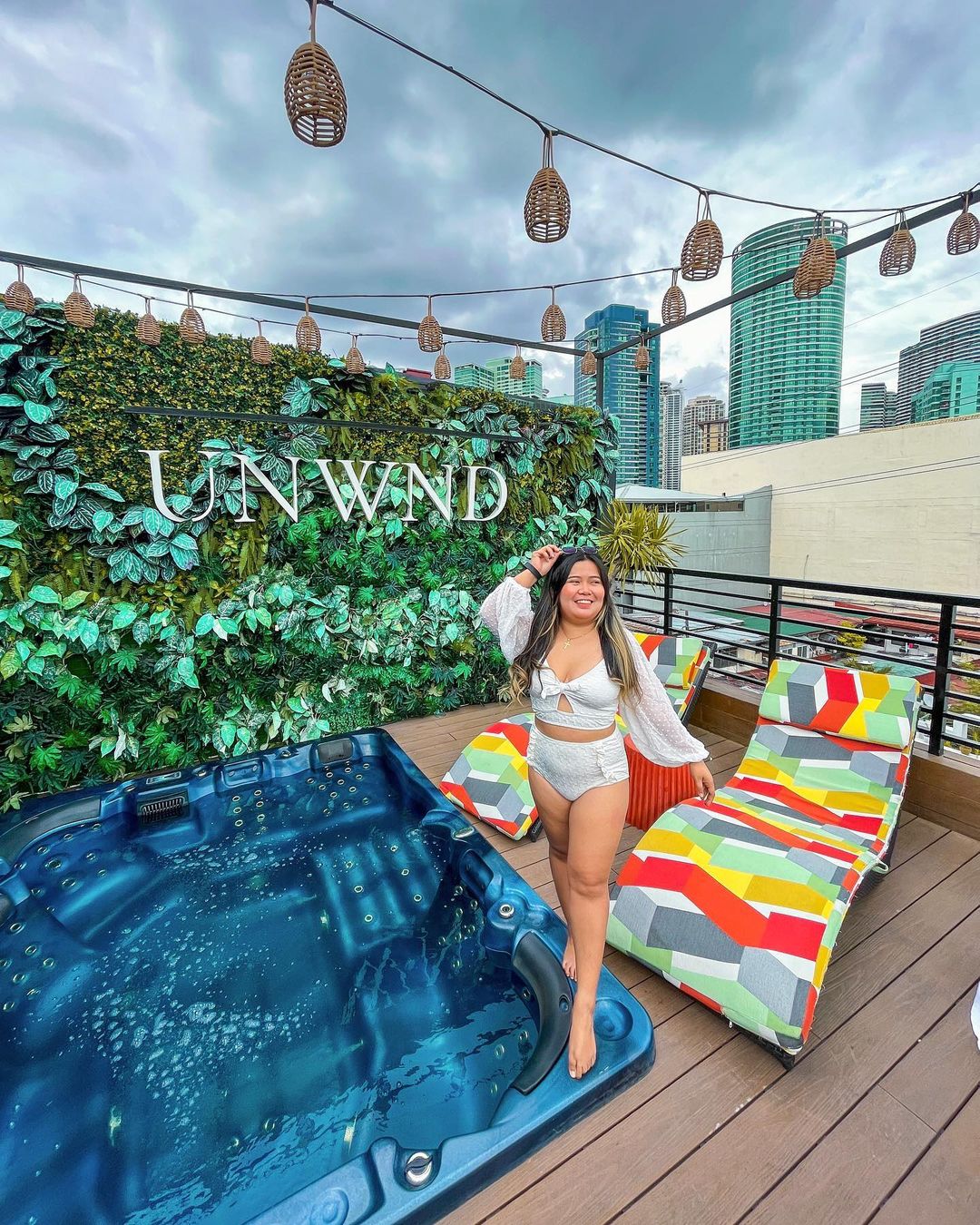 UNWND Lux Hostel - roof deck jacuzzi