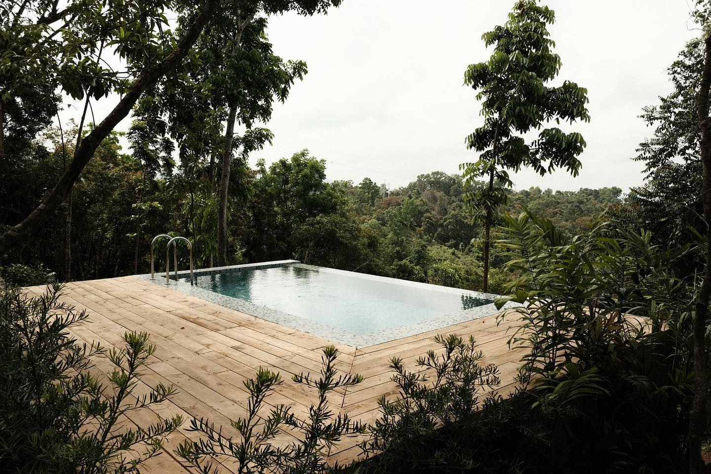 Aranya Resort in Bulacan - cliffside pool