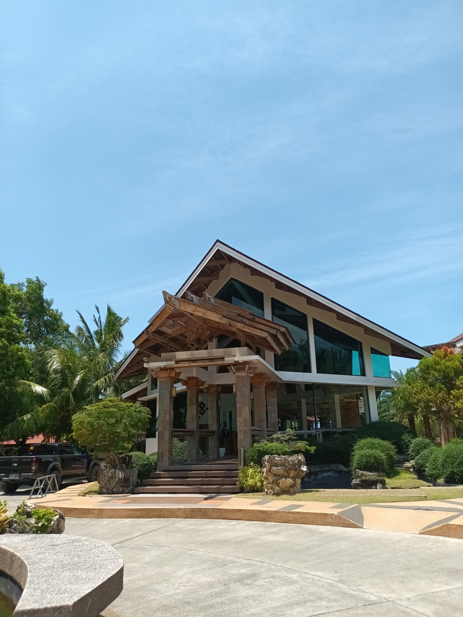 Infinity Resort and Spa in Puerto Galera - modern style