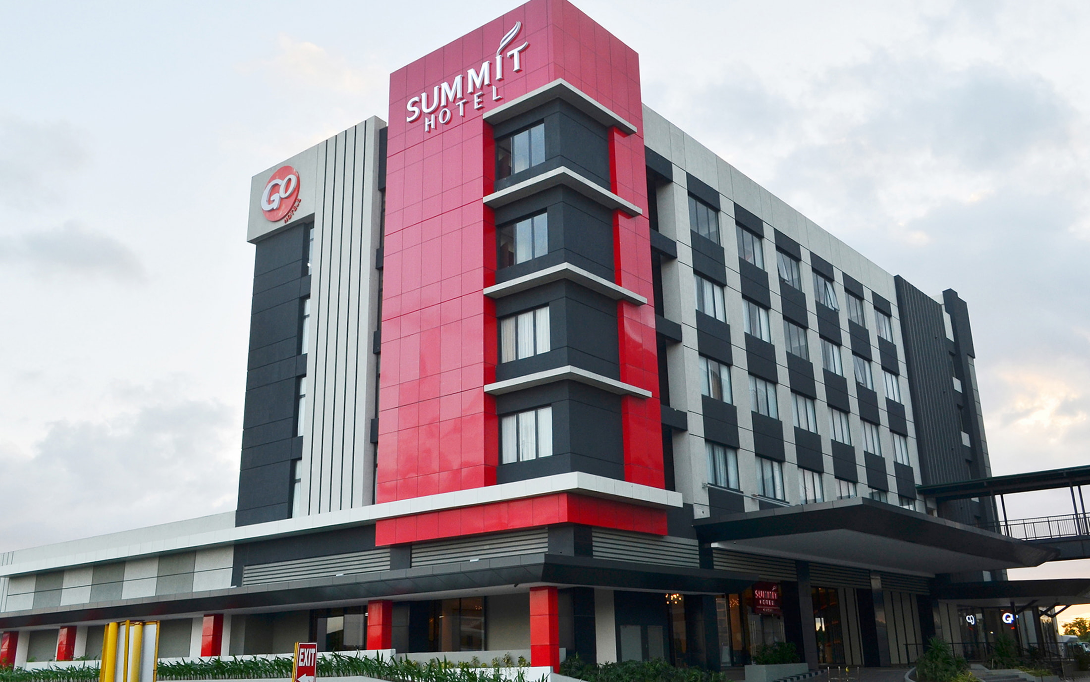 summit hotel naga exterior