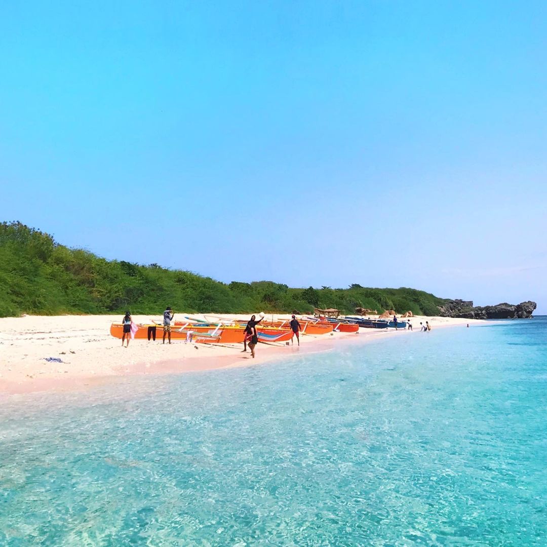 Badoc Island in Ilocos Norte - turquoise water