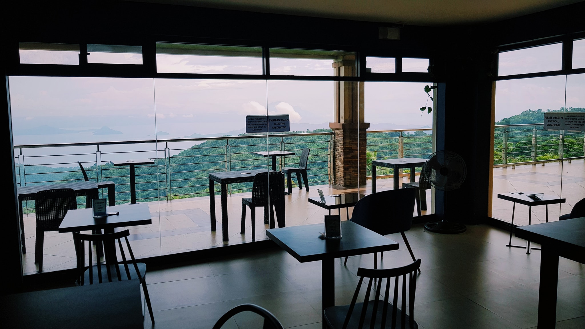 Kuuma Kaakao Kaffe in Tagaytay - indoors and outdoors