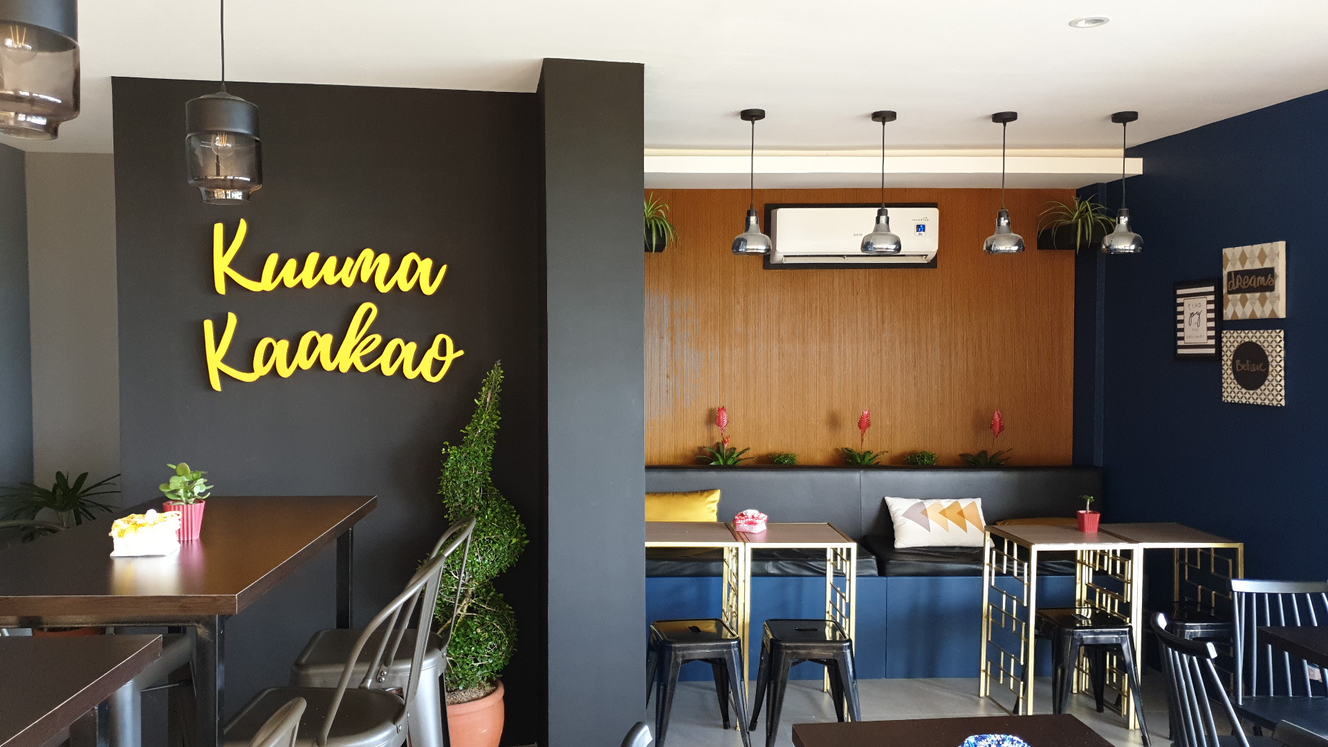 Kuuma Kaakao Kaffe in Tagaytay - sleek style and wood