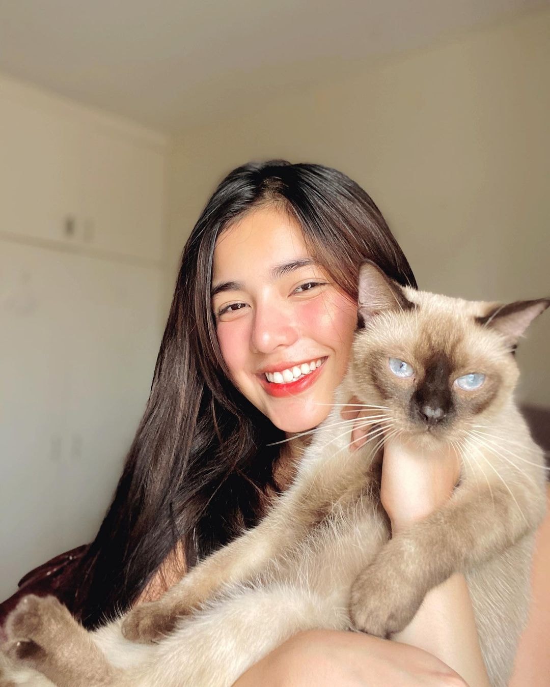 Jane De Leon - cats