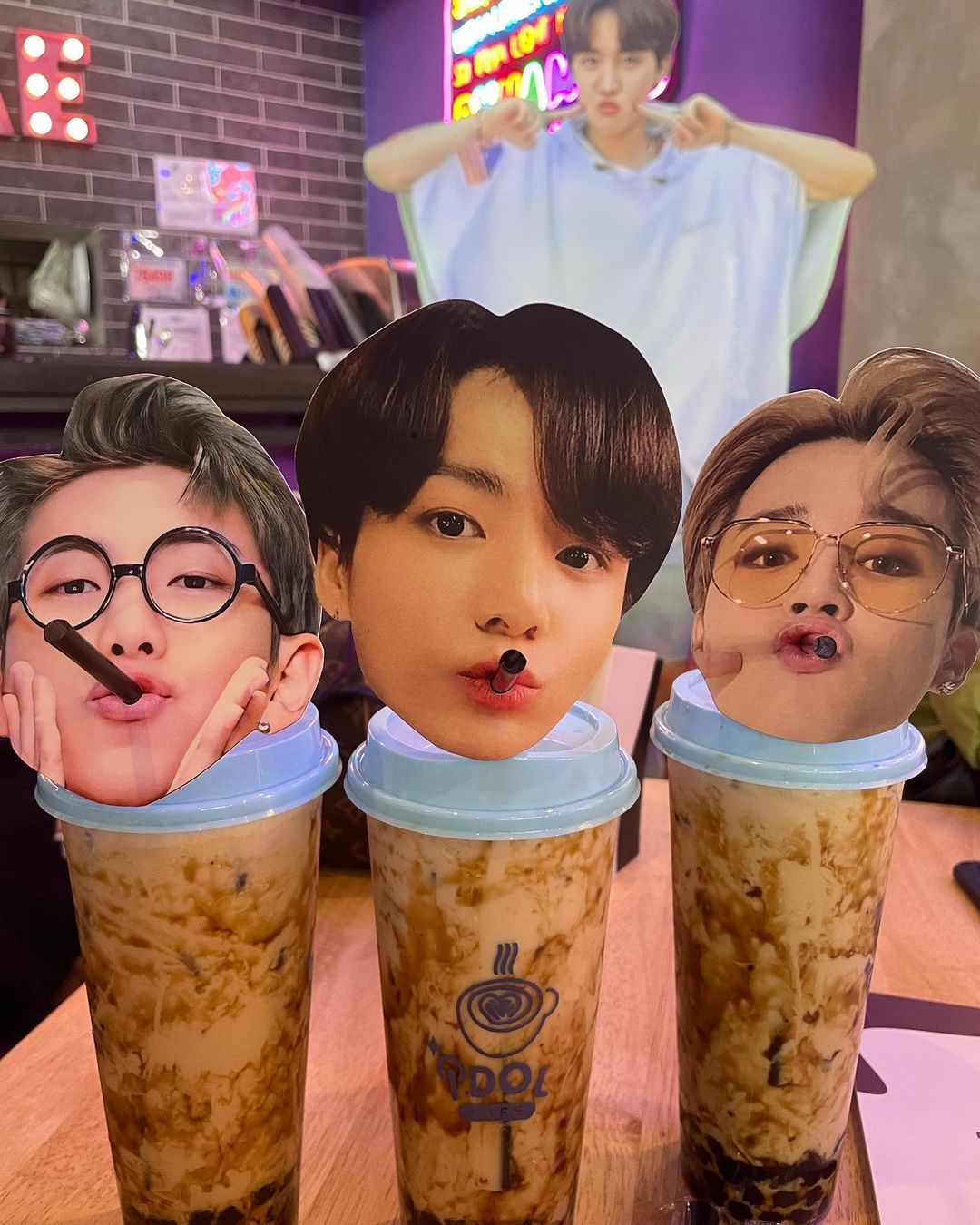 Idol Cafe kiss your bias cups