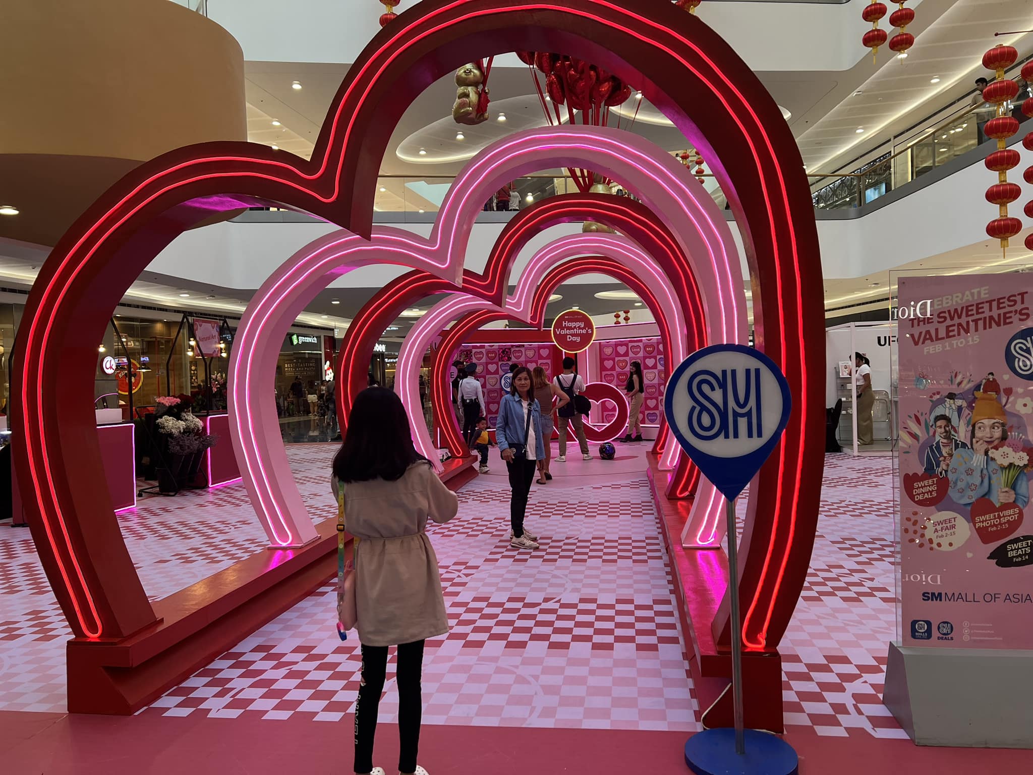 Sweet-A-Fair sa SM Mall of Asia - hugis pusong arko
