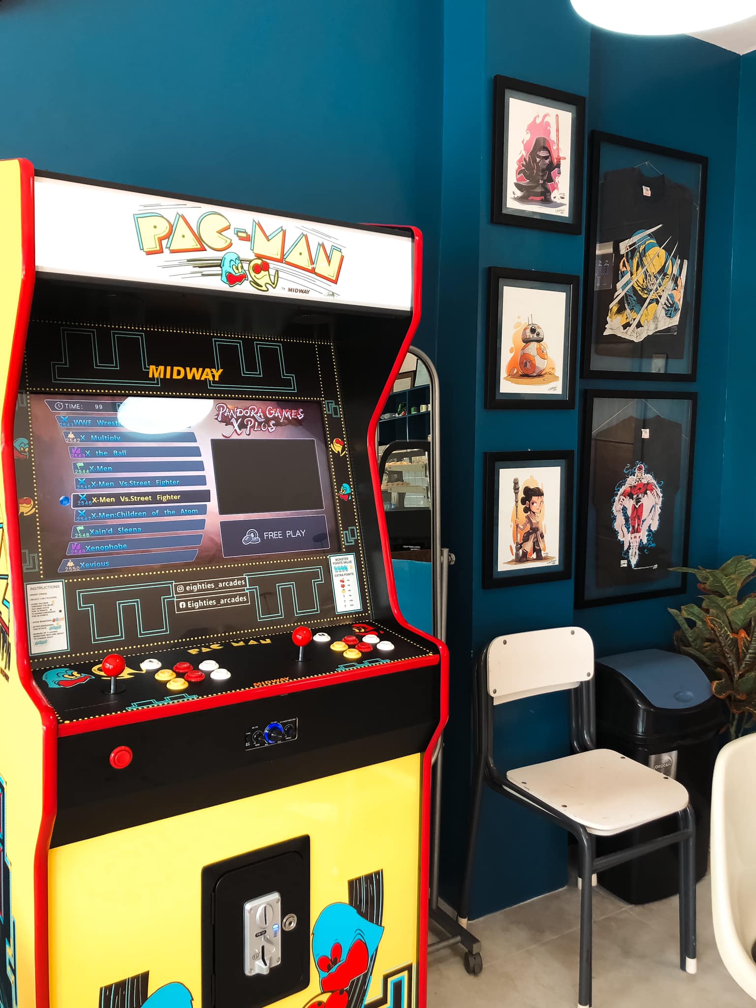 Rocket's Room Cafe - Pacman arcade machine