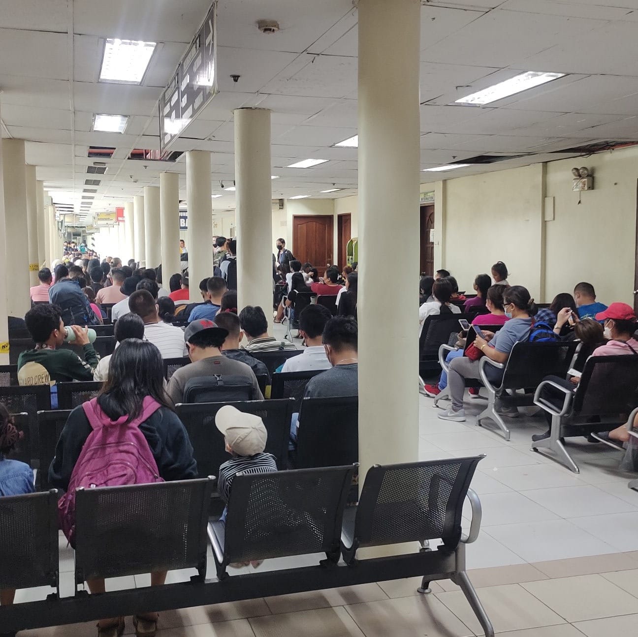 Cebu South Bus Terminal - commuters waiting in long lines